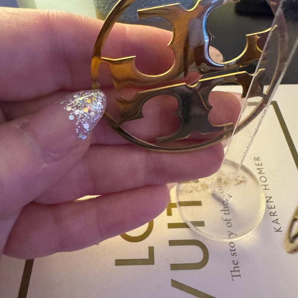 Tory Burch hoop earrings, gold plated, small imperfection as shown in photo. - Picture 8 of 10